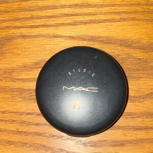 MAC Cosmetics Studio Compact Foundation - NW35